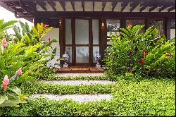 House in condominium overlooking the sea