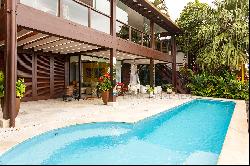 House in condominium overlooking the sea