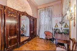 Stately main house with period details in Eixample Dret