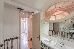 Stately main house with period details in Eixample Dret