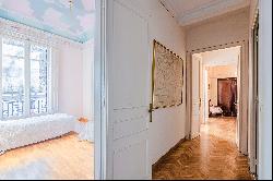 Stately main house with period details in Eixample Dret