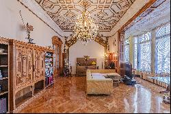 Stately main house with period details in Eixample Dret