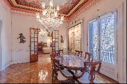 Stately main house with period details in Eixample Dret