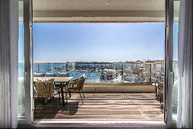 Luxurious Seafront Apartment