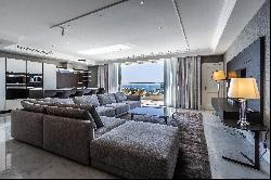 Luxurious Seafront Apartment