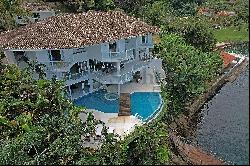 House in coveted condominium in Angra