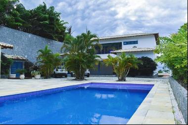 Large house with a view to the sea