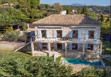 Renovated Bastide in Mougins with sea views and development potential
