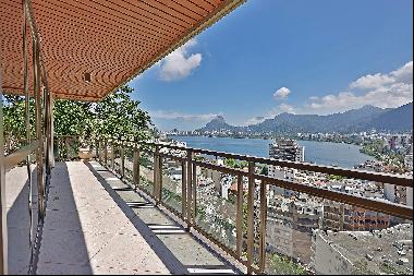 Refurbished terraced apartment overlooking Lagoa Rodrigo de Freitas and Cristo R