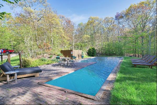 Terrific home in Amagansett north situated is sited on a cul de sac and with bay views. Ch
