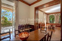 Elegant 1900s villa with direct access to the lake