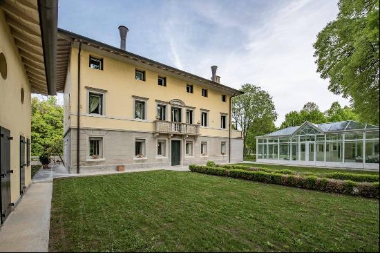 Renovated noble villa with park and pool