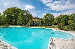 Renovated noble villa with park and pool