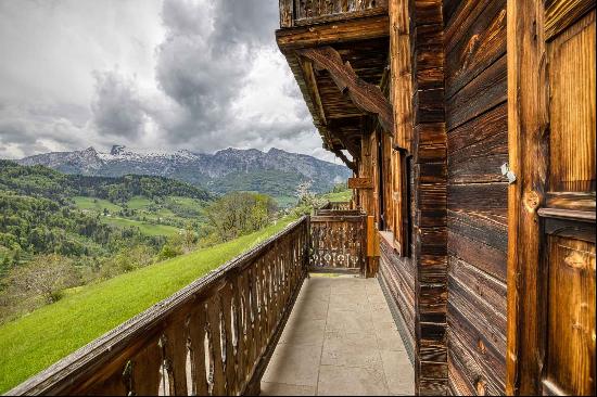 Chalet de 555 m² avec vue panoramique sur les montagnes.