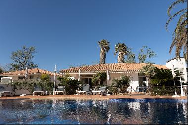 Single storey villa on large plot with swimming pool