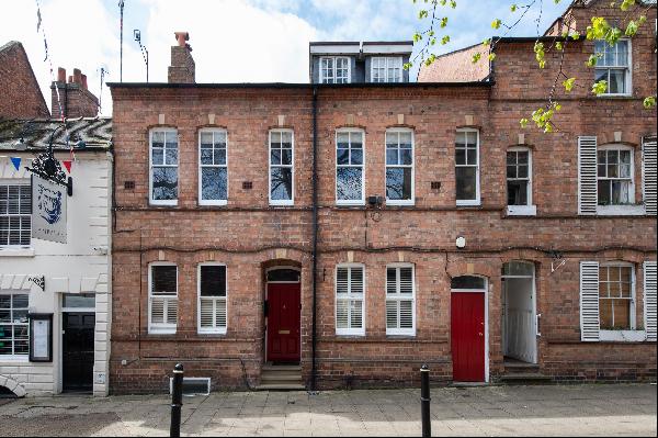 A unique period property in the heart of Warwick with excellent accommodation totalling ap