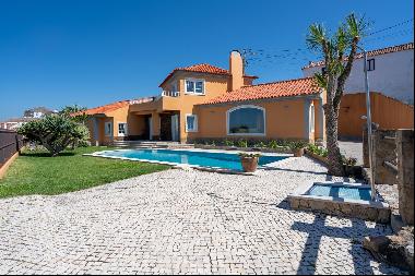 Charming 3-bedroom house with garden and swimming pool in Penedo, Colares.