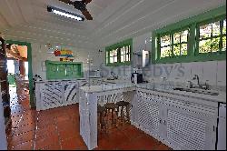 House designed by Octavio Raja Gabaglia at Manguinhos beach