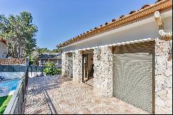 Spacious house with swimming pool and tourist license in Mas Mestre, Olivella