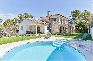 Spacious mediterranean house with pool and tourist rental license in Mas Mestre,