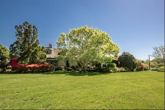 TRADITIONAL WATER MILL SOUTH HOME OVERLOOKING MECOX BAY