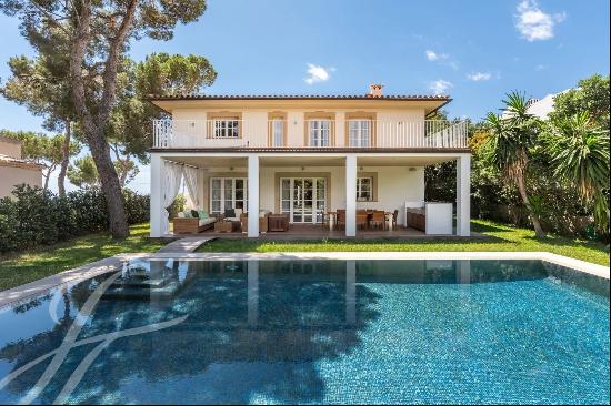 Stylish villa in a highly sought-after location with sea and mountain views