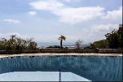 Fantastic luxury villa with unparalleled views and flat terrain.