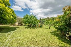 SOUTH LUBERON Renovated stone bastide on 4935m² of land, outbuildings and stables