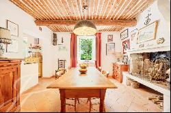 SOUTH LUBERON Renovated stone bastide on 4935m² of land, outbuildings and stables