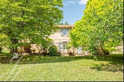 SOUTH LUBERON Renovated stone bastide on 4935m² of land, outbuildings and stables