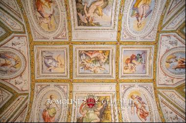 Florence - LUXURY PROPERTY WITH FRESCOES BY VASARI FOR SALE IN THE HISTORICAL CENTER