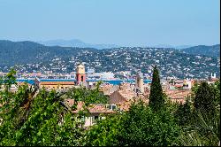 Sole agent - In St-Tropez city centre - villa with its outbuildings, sea view.