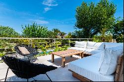 Sole agent - In St-Tropez city centre - villa with its outbuildings, sea view.