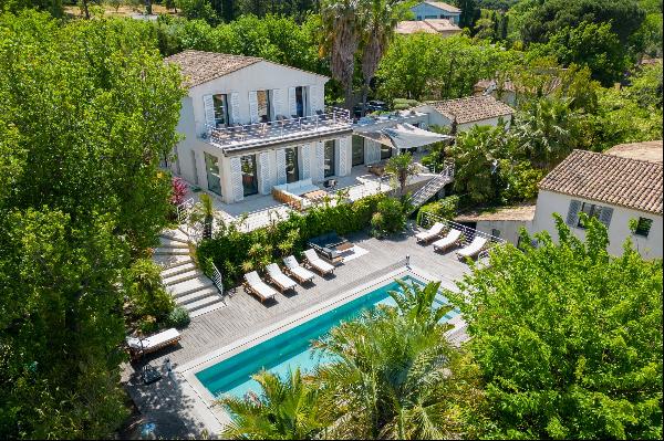 Sole agent - In St-Tropez city centre - villa with its outbuildings, sea view.