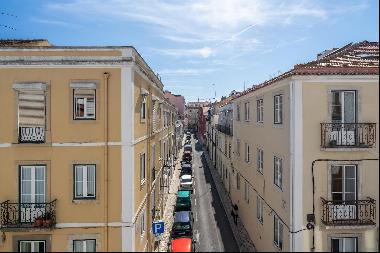 Charming 2-bedroom apartment in a Pombaline building in Príncipe Real, Lisbon.