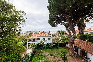 Charming house in need of renovation, with garden and swimming pool in Restelo, Lisbon.