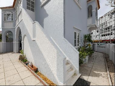 Beautifully renovated 4-bedroom detached house in the centre of Costa da Caparica, Setúbal