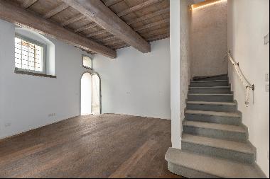 Beautifully restored apartment with outside space close to Florence.
