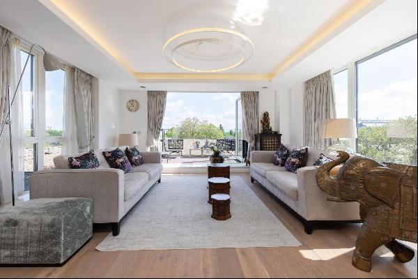 An impressive penthouse offering three terraces with outstanding views, two underground pa