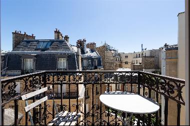 Exceptional duplex in a secure residence on Avenue Montaigne.