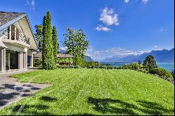 Property with an exceptional view of the lake