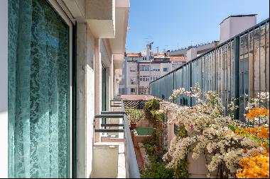 Charming 5-bedroom house with terraces and garage in Lisbon.