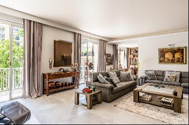 Family property with balconies close to the Jardin du Ranelagh