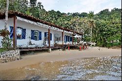 Beachfront house with a helipad in Angra dos Reis