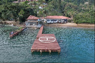 Beachfront house with a helipad in Angra dos Reis