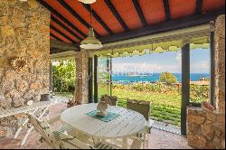 Spectacular portion of villa with direct access to the sea