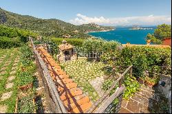 Spectacular portion of villa with direct access to the sea