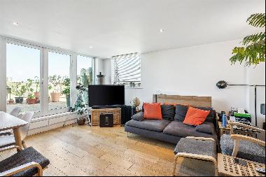 A wonderful two bedroom apartment with an unrivalled roof terrace of 1,400 sq ft, offering