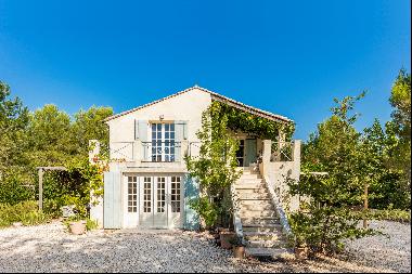 Charming nineteenth-century farmhouse for sale in Roussillon in the heart of the Luberon.