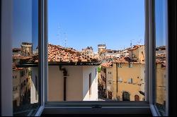 Top floor exquisite apartment in Oltrarno